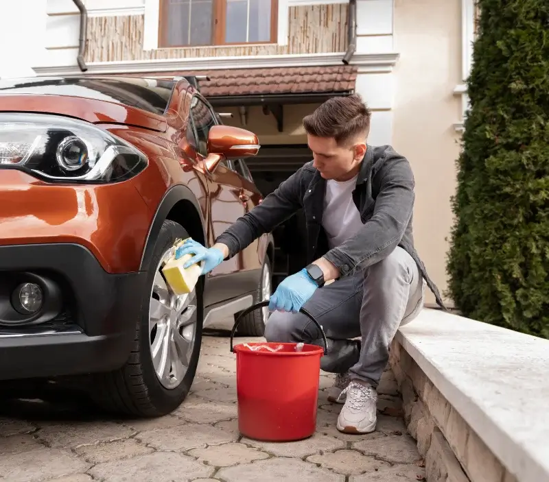 Lavage auto à domicile Villefranche-sur-Cher : professionnel intervenant sur un véhicule